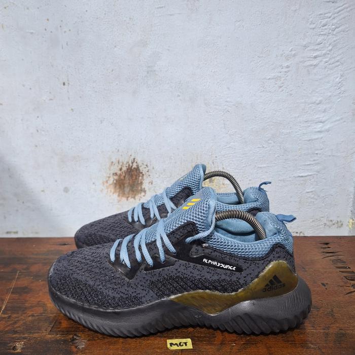 Sepatu second branded aduh alphabounce size 43