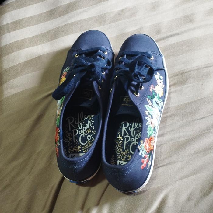 Sepatu Keds biru tua motif