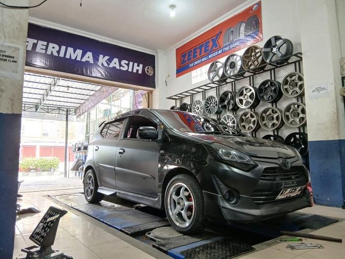 Velg dan ban mobil sidoarjo hsr r15 4x100 untuk jazz brio yaris freed mobilio agya ayla sigra calya 