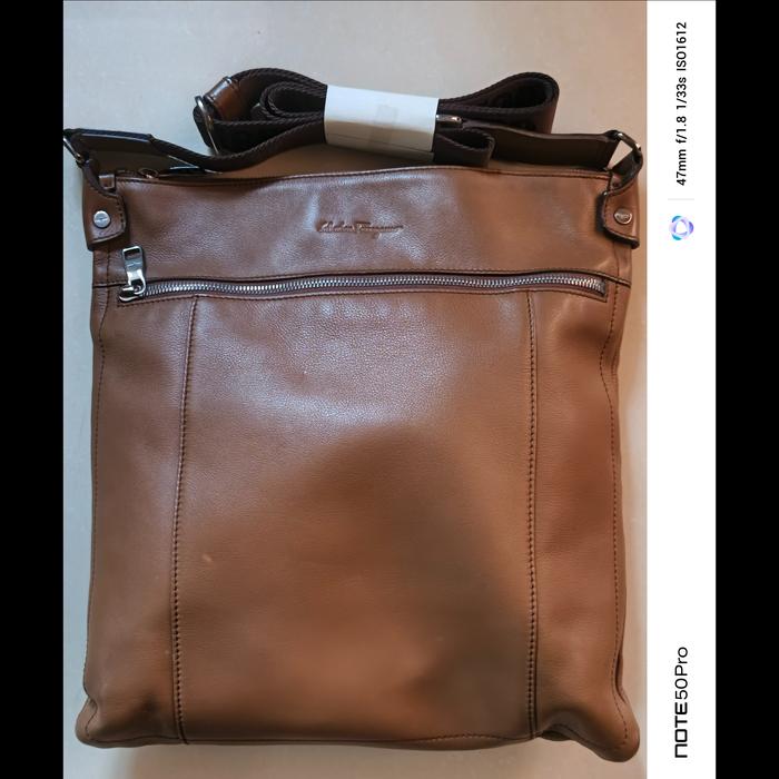 Preloved tas sling pria salvatore ferragamo original