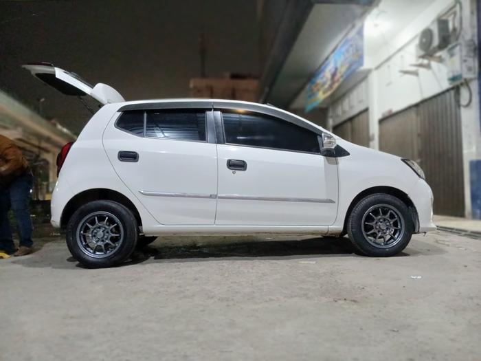Velg dan ban mobil sidoarjo hsr R14 4x100 4x114,3 untuk jazz brio yaris freed mobilio swift agya ayl