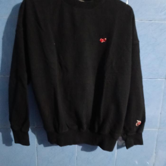crewneck kirsh hitam pekat