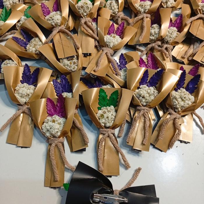 Pin/Bross/Corsage Buket Bunga Edelweis Kering