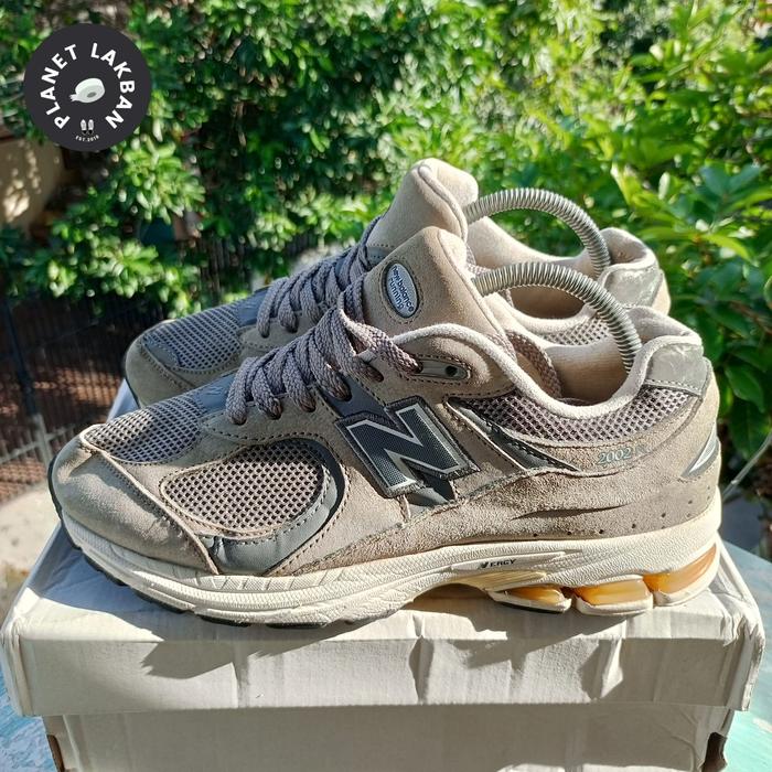 Sepatu New Balance 2002r second size 43