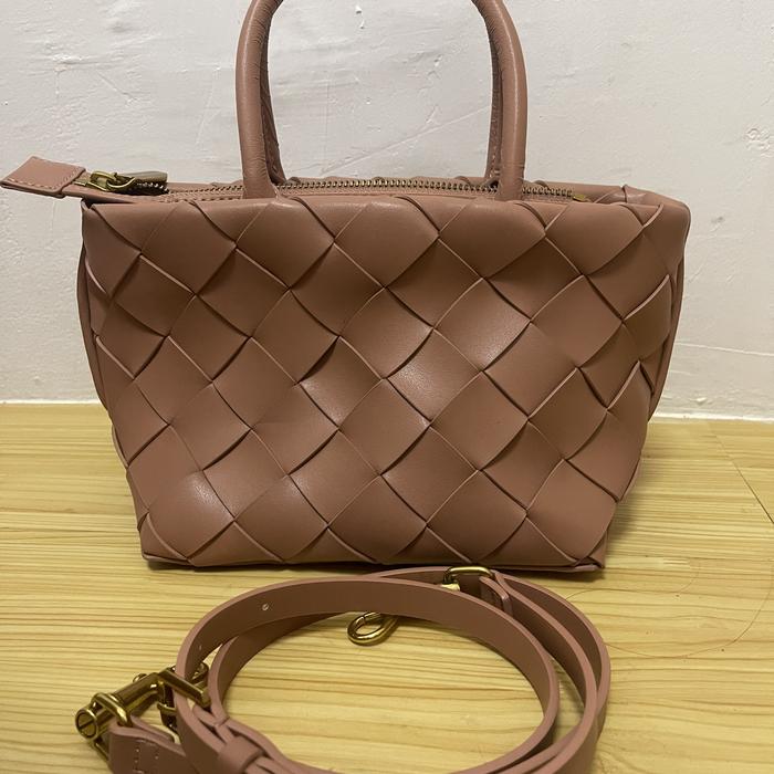 Tas jinjing / selempang merk charles & keith