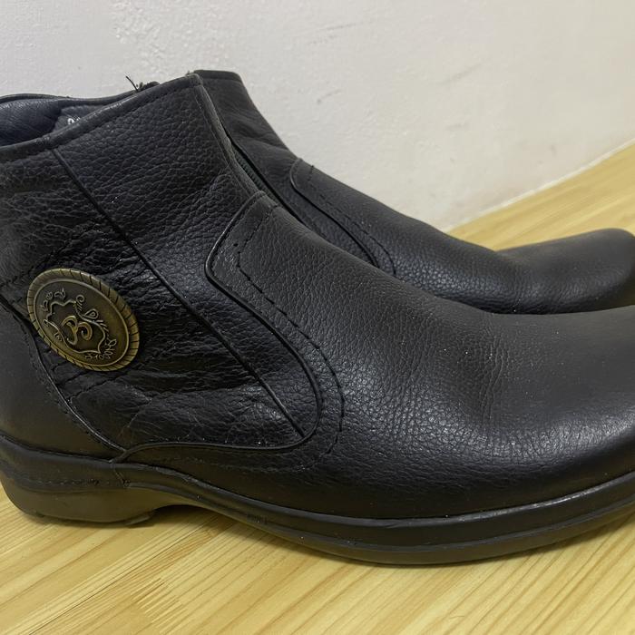 Sepatu pria boot / boots sepatu motor merk BUCCHERI uk 40