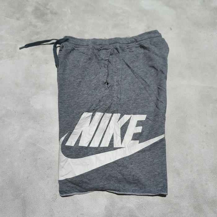 Celana pendek pria nike big swoosh bekas