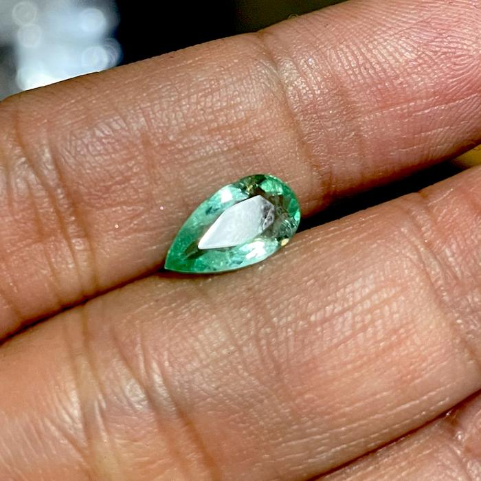 1,08cts Natural Emerald Beryl Columbia Pear Cut Brilliant Certified ID Skylab F1 Minor oil Crystal C