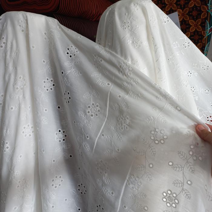 kain katun bordir bolong bw/putih tulang halus cantik adem mukena gamis kebaya baju dress 50 cm