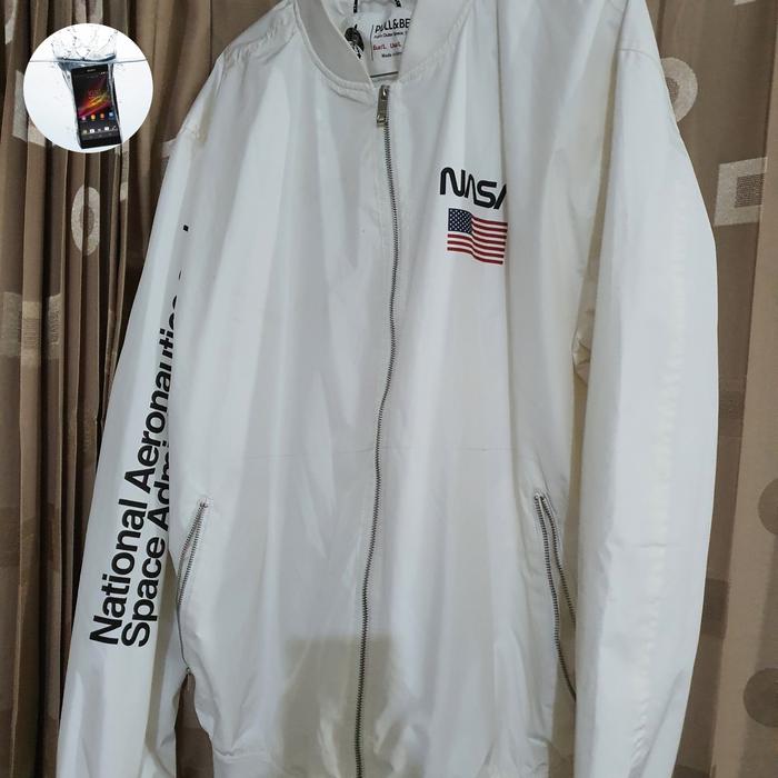 Jaket Pull and Bear NASA ukuran L Putih