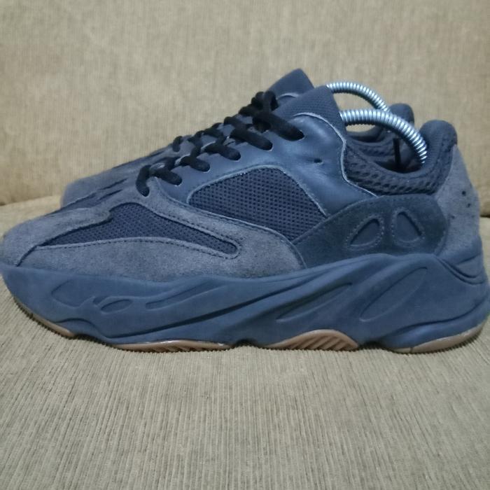 S136 sepatu42 Adidas Yeezy 700 preloved