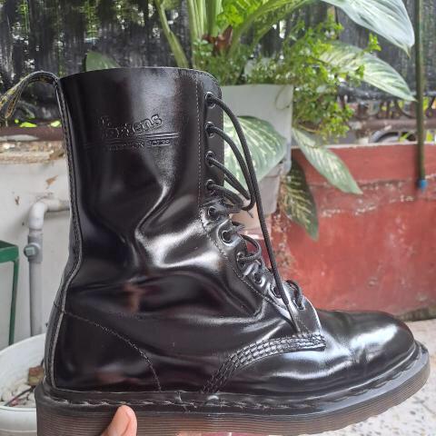 The Original Dr Martens 1490 10 Hole  MIE Made In England  Size 8uk  Black Smooth Leather