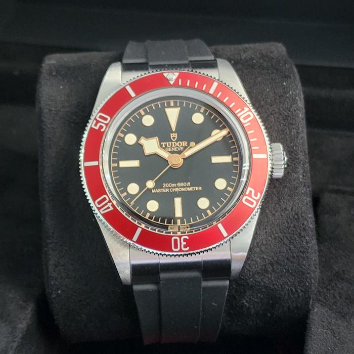 Jam Tangan Tudor New Black Bay 41 Red Burgundy On Rubber Strap Fullset 2024 Like New