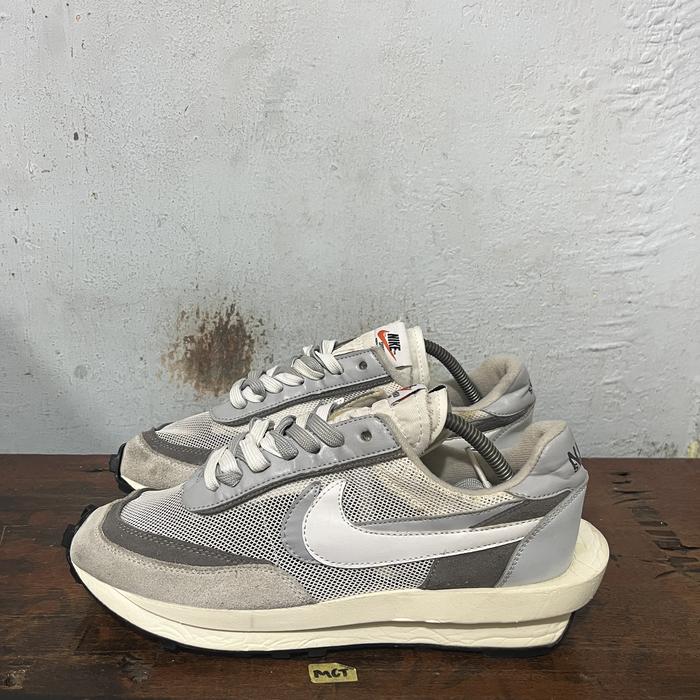sepatu second ori nike sacai waffle grey size 42.5