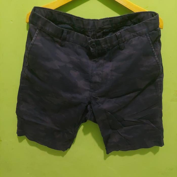 Celana pendek Short Pants Bermuda Chinos Camo motif loreng Navy Uniqlo Relaxed casual Preloved