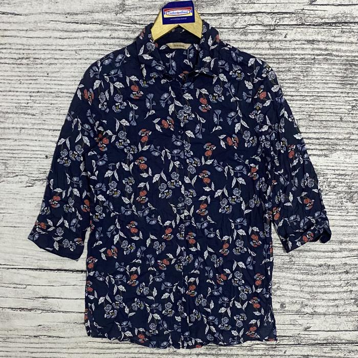 Kemeja blouse blus atasan cewek wanita perempuan motif bunga biru navy olivia hassler second bekas t