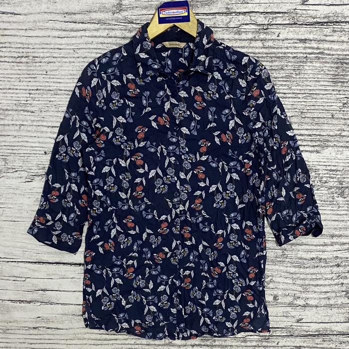 Kemeja blouse blus atasan cewek wanita perempuan motif bunga biru navy olivia hassler second bekas t