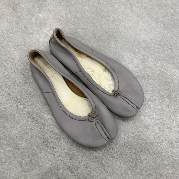 Maison Margiela Tabi Ballerina Flats SSENSE Exclusive Grey. Harga Barunya 12,5 Juta Rupiah