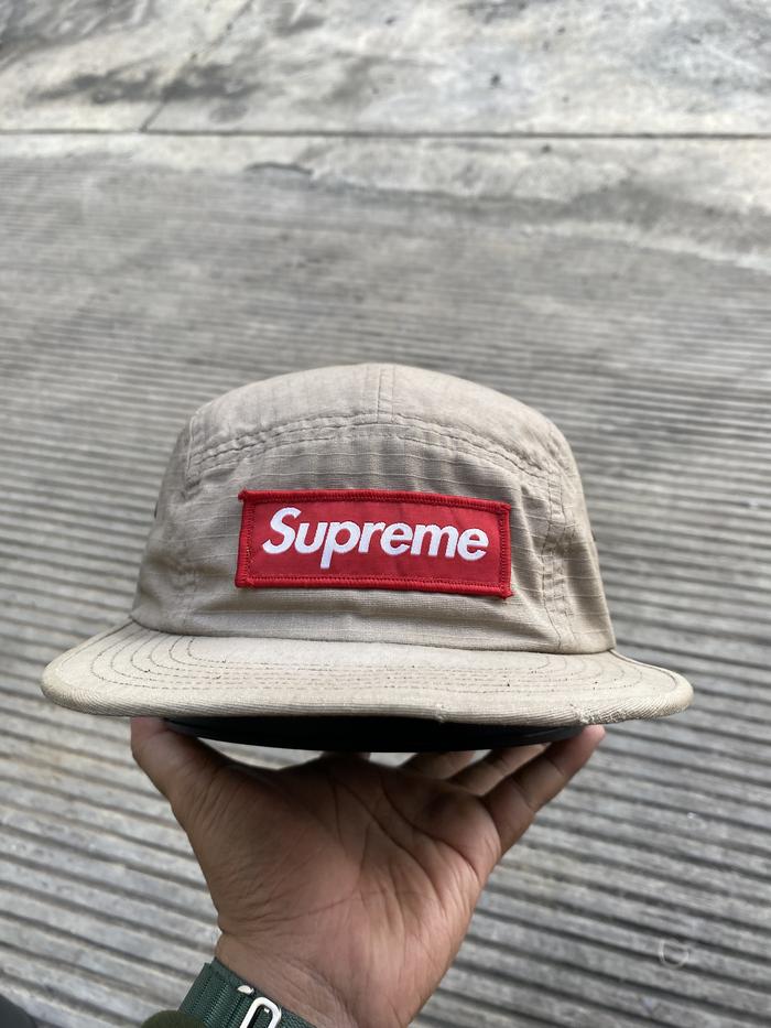 topi 5 panel camp cap supreme cream with red box logo