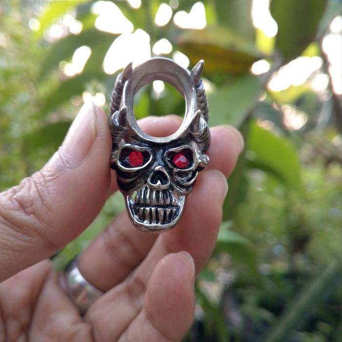 Ring titanium lokal motif cakar tengkorak batu akik emban akik unik