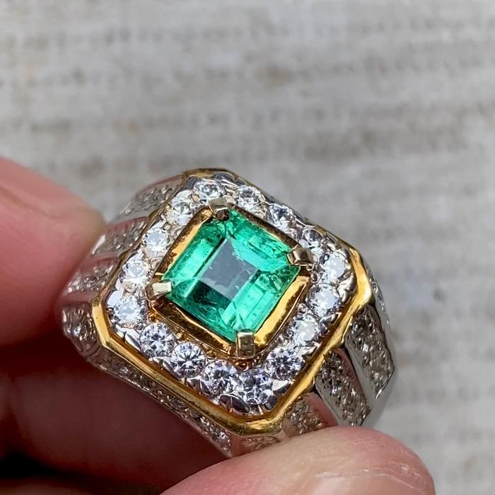 Natural Emerald Colombia Zamrud Colombia 1.25 Ct Minor Memo GRI Cristal