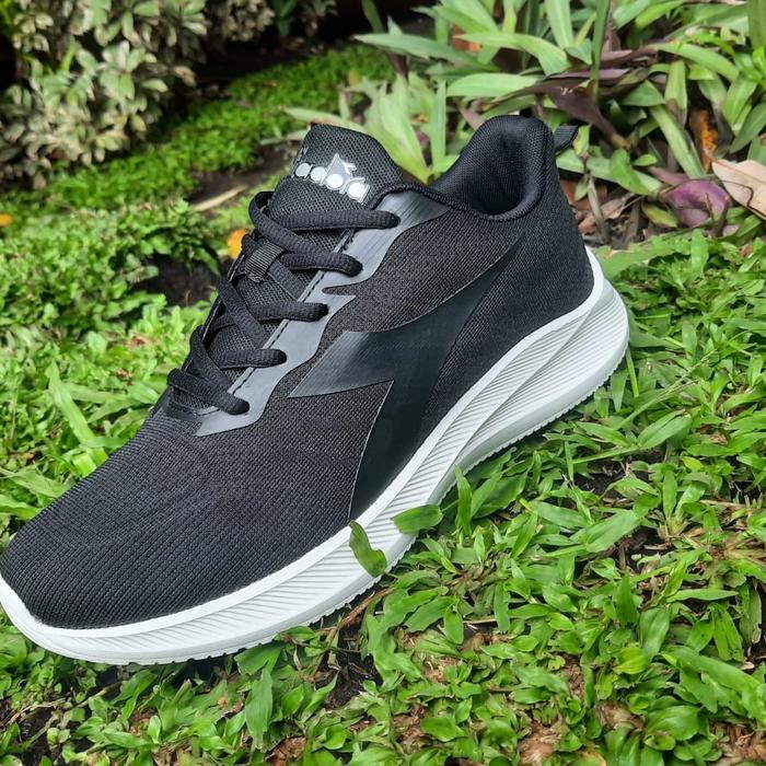 sepatu sport runing diadora Kyler hitam polos