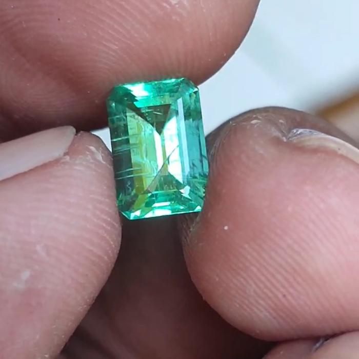 Natural Emerald Beryl Russia Insignificant 2 Ct GRI Certificate