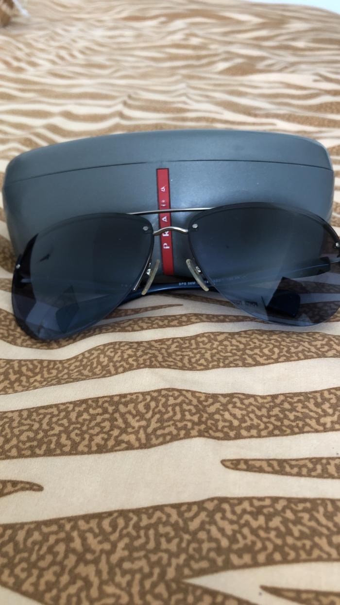 Kacamata Hitam / Sunglasses Prada
