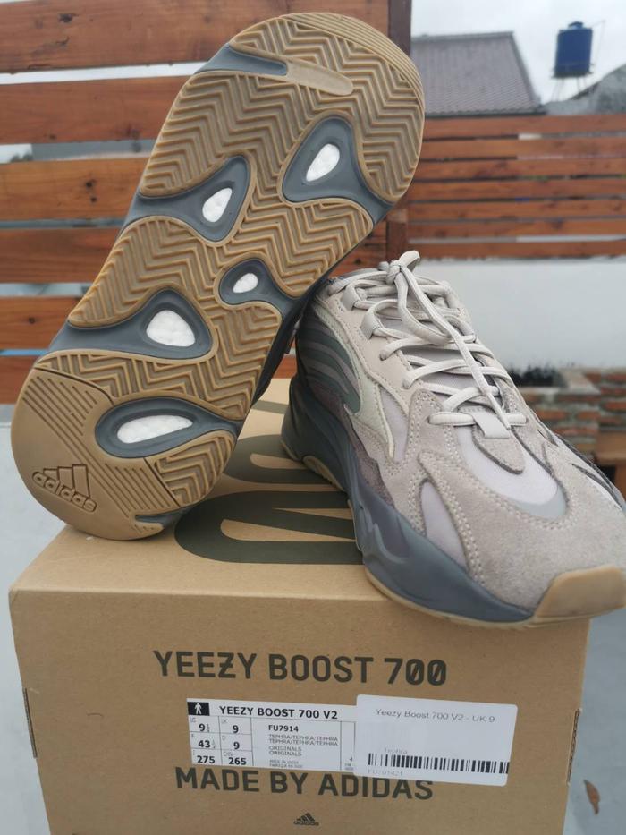 Yeezy 700 Tephra pesanan