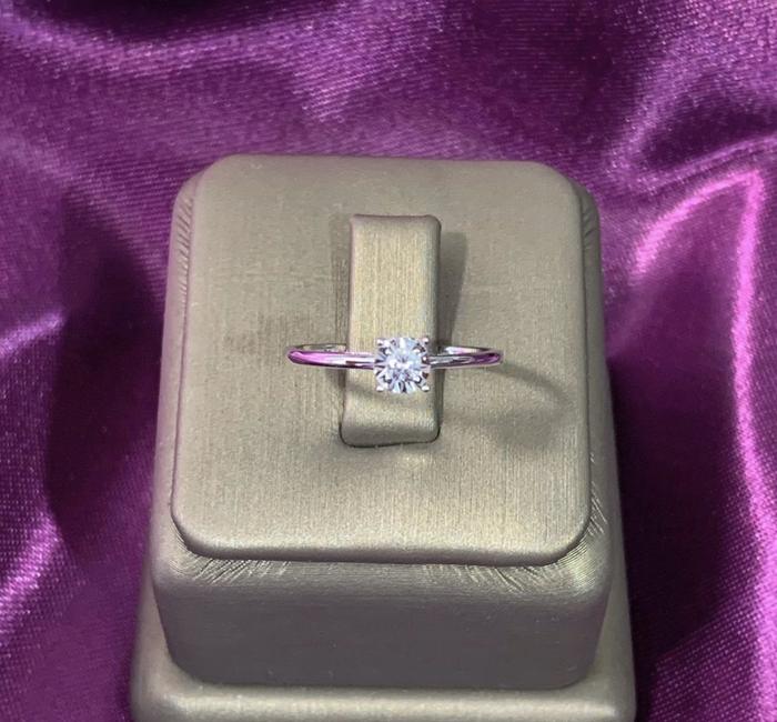 Cincin solitaire 0.10ct rangka Hk . Berlian eropa vvs / f color size12