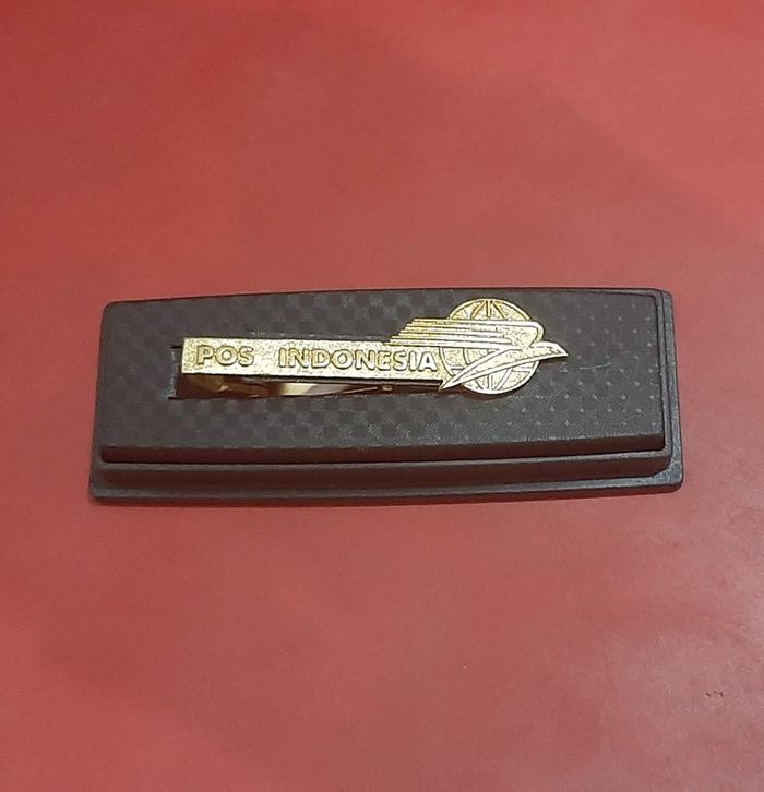 Jepitan dasi berlapis emas logo PT POS Indonesia