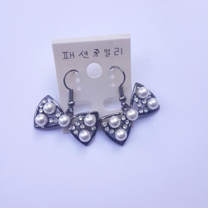 Anting motif pita dengan hiasan mutiara tempel