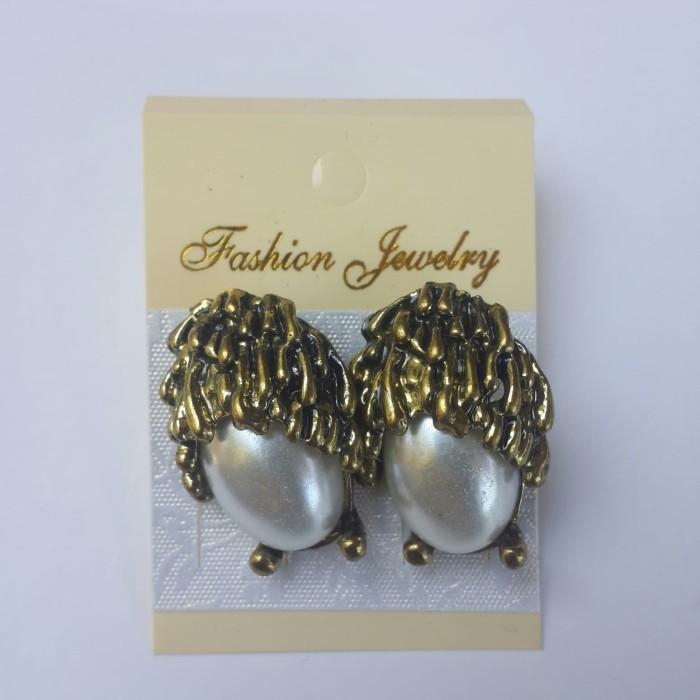 Anting motif cangkang telur