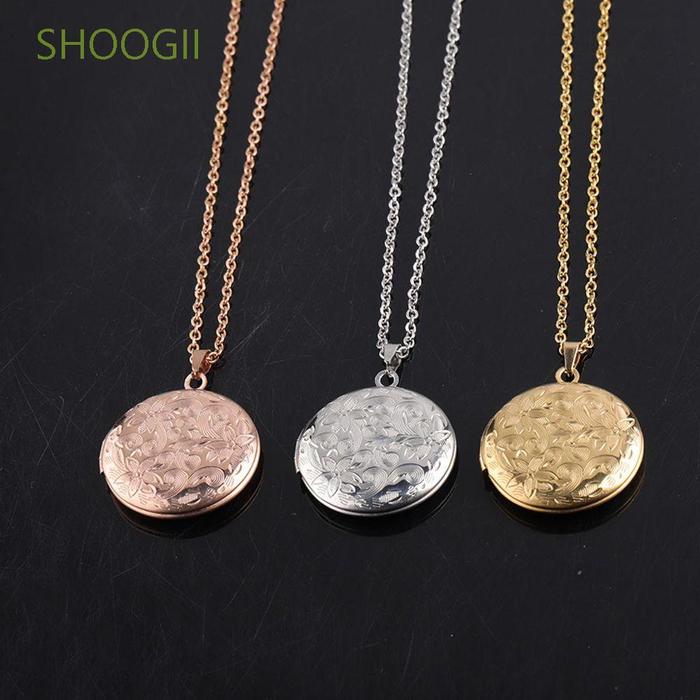 Kalung Rantai Dengan Liontin Bulat Motif Ukiran Foto Untuk