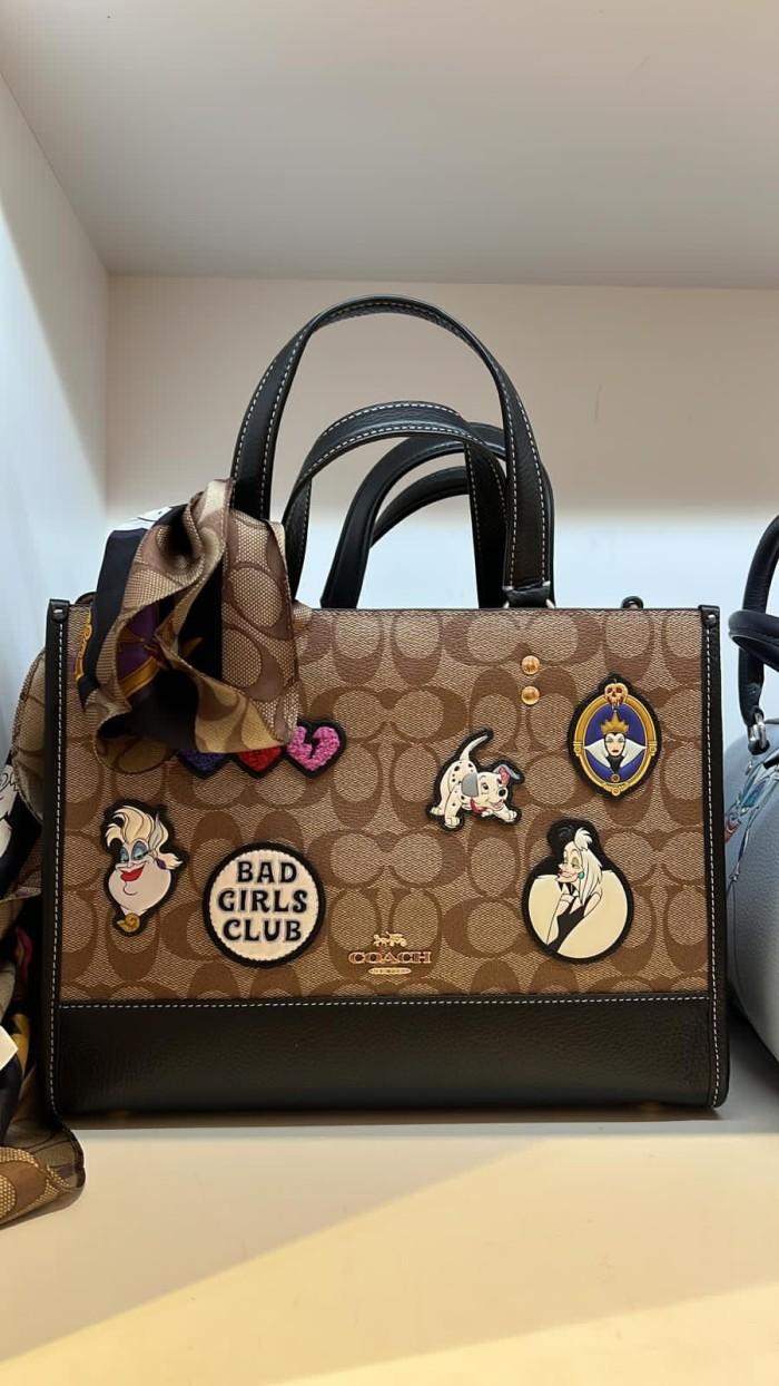 Tas COACH Disney Dempsey Carryall tote bag sign khaki black queen evil