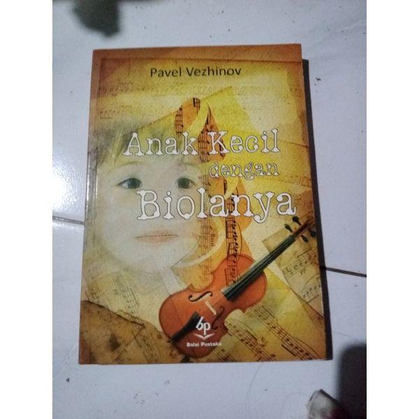 anak kecil dengan biolanya