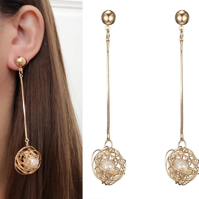 Anting Panjang Dengan Liontin Bola Emas Model Hollow Aksen Mutiara