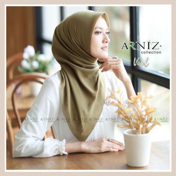 Plain square scarf(',') by Arniz(',')
