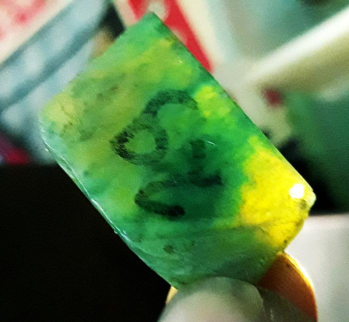 Rough Idocrase Kumbang Jati Kristal Kaca,.. Emerald colour