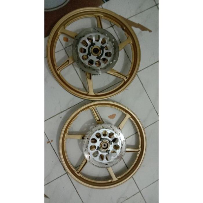sepasang velg motor Suzuki Satria 2 tak hiu lumba DD double disk