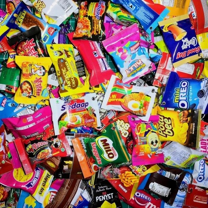 GROSIR MAINAN 10pcs Gantungan Kunci mini Snack Ciki coklat mie kopi miniatur snack lucu snack mainan