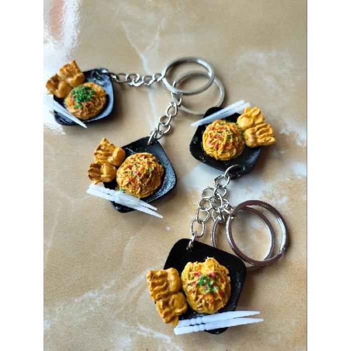 Gantungan kunci miniatur makanan mie gacoan