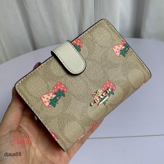 COACH Dompet Medium Wallet Corner Zip In Signature Canvas Strawberry Print