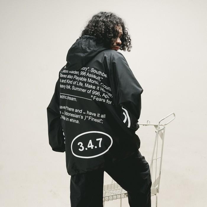UNKL347 Jacket Pria Windbreaker Warna Hitam Sablon LUXA