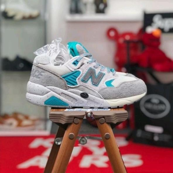 (Nb) New Balance 580 X Palace "Gargoyle/Lapis Blue"