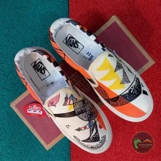 SEPATU SNEAKERS VANS SLIP ON MOMA PUTIH ORIGINAL GRADE