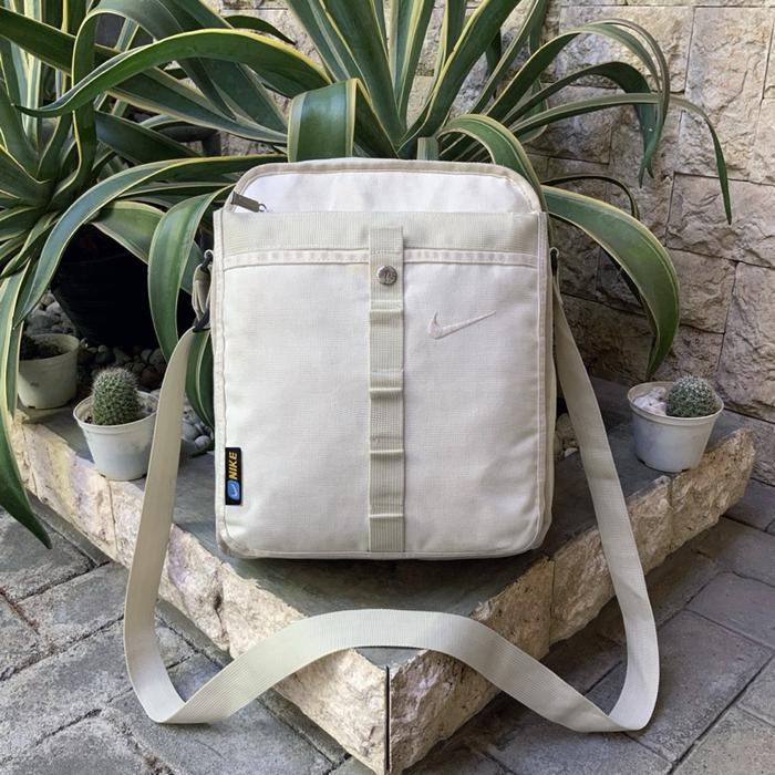 NIKE 90S VINTAGE SLING BAG ALL WHITE