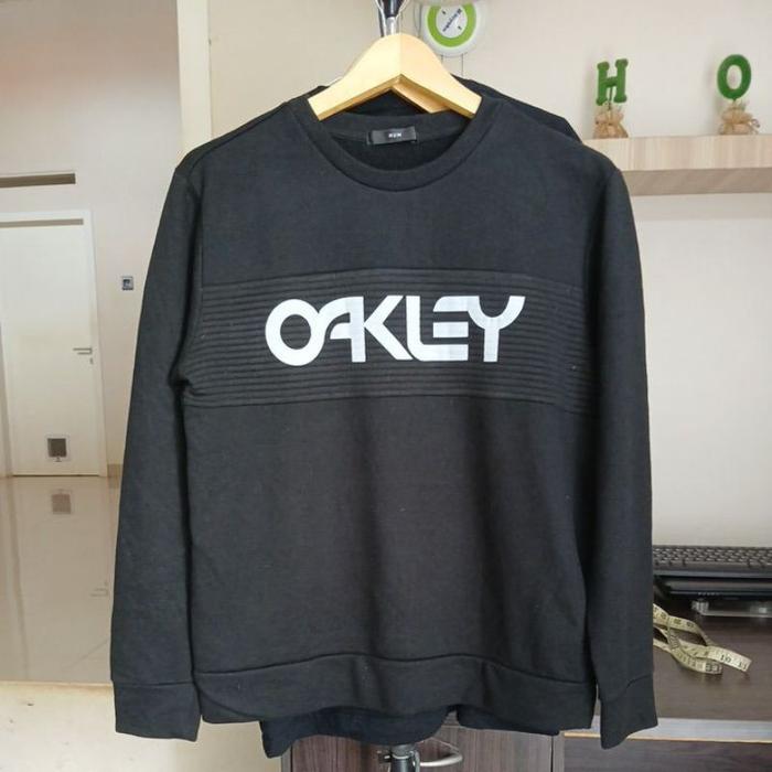 CN Crewneck hitam HUM second Original LD 106 panjang 63 warna pekat kerah kencang mulus no minus