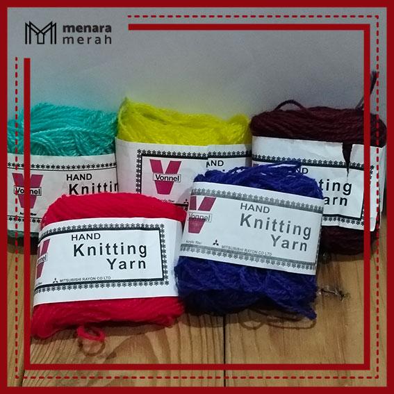Benang wol/ Benang rajut akrilik (untuk prakarya)