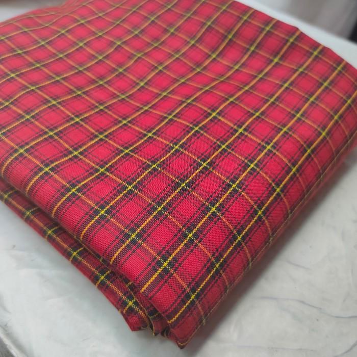 ADA BAHAN KAIN SERAGAM KOTAK MERAH GARIS KUNING YARD GULUNGAN